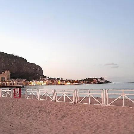 La Comodita A Due Passi Dal Mare Di 펜션 몬델로